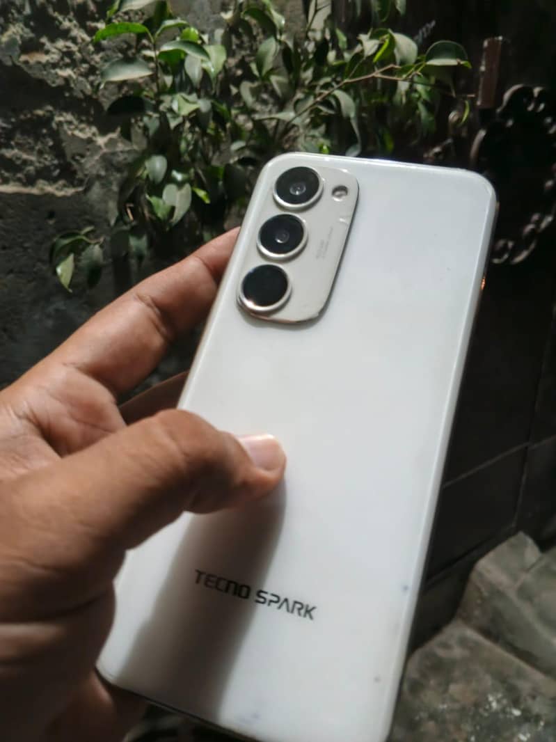 Tecno Spark 40 pro plus 0