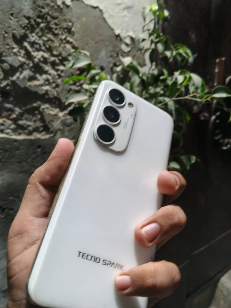 Tecno Spark 40 pro plus 3