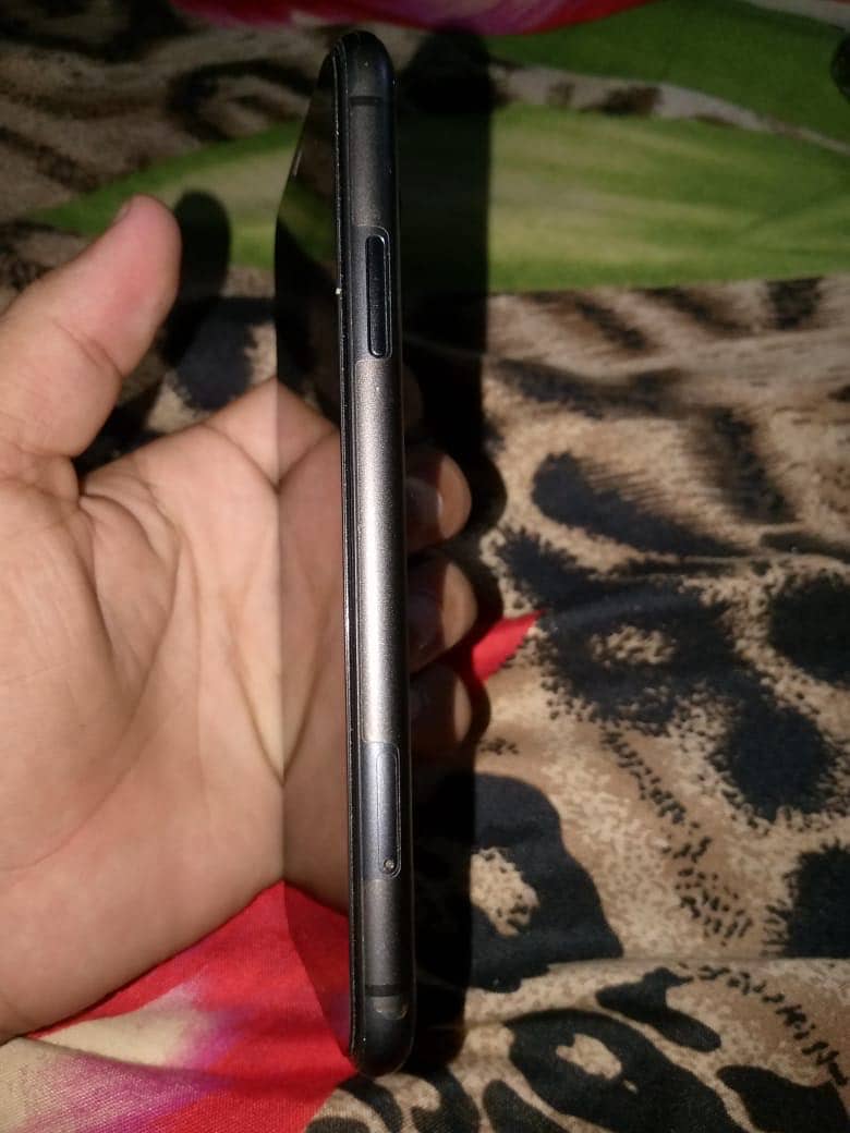 Apple iPhone 11 4