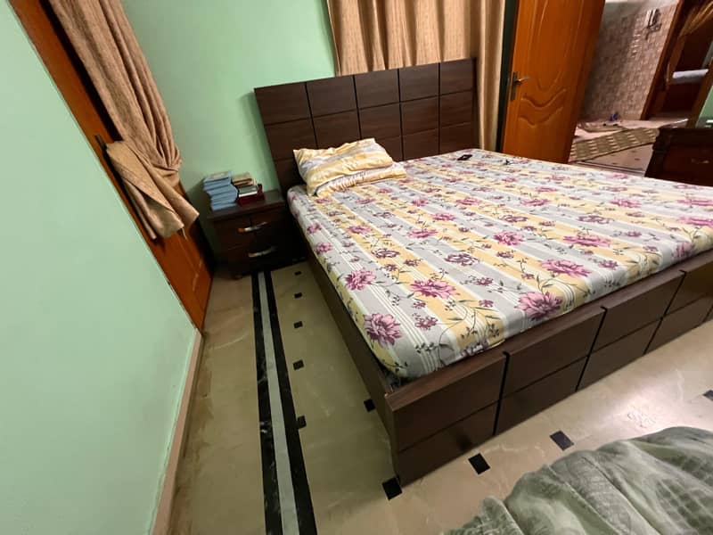 King Bed with Two Side Tables 0
