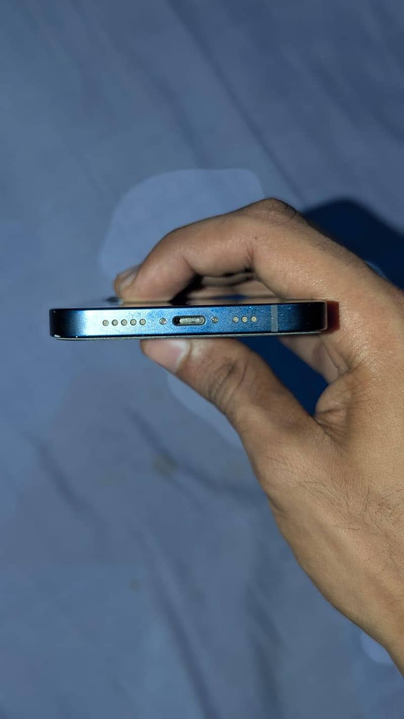 Apple iPhone 12 4