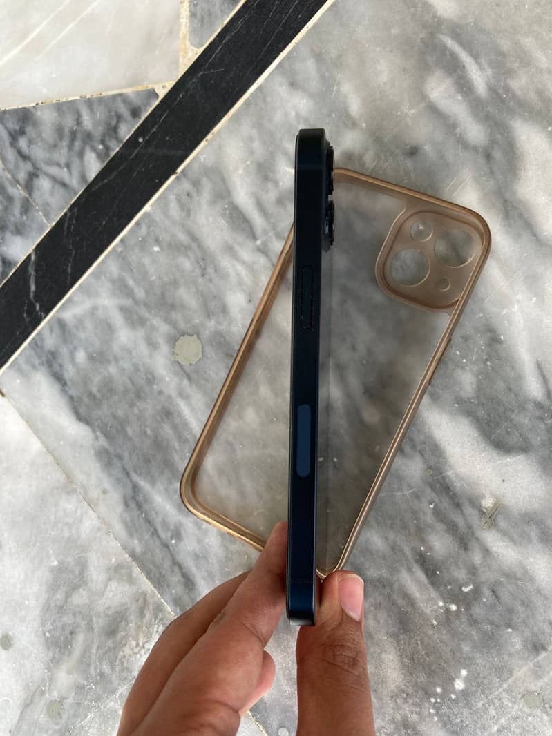 Apple iPhone 13 4