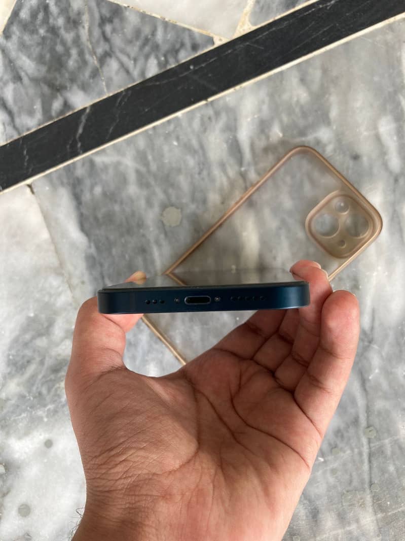 Apple iPhone 13 6