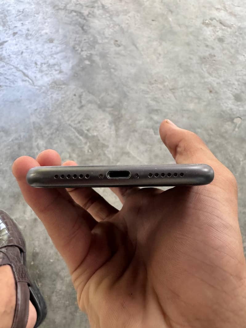 Apple iPhone 11 4