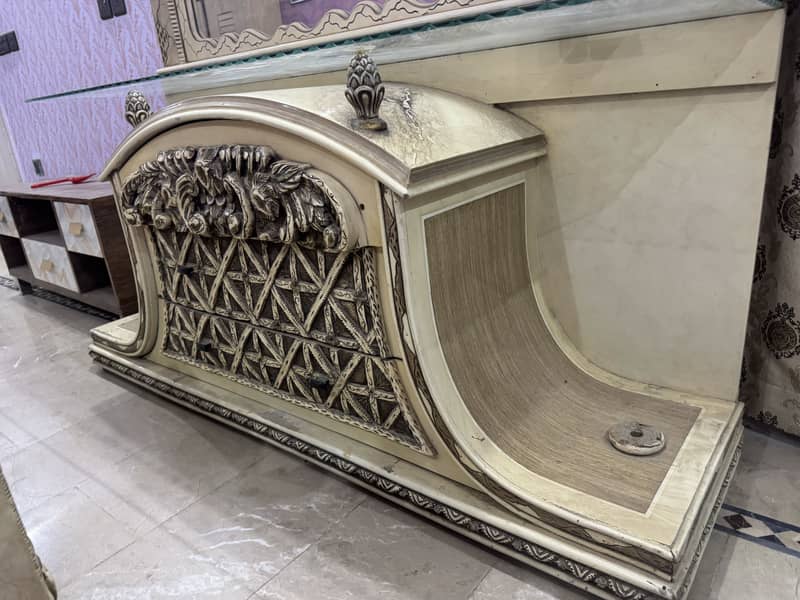 Bed with dressing table and side tables 3