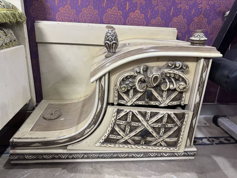 Bed with dressing table and side tables 4