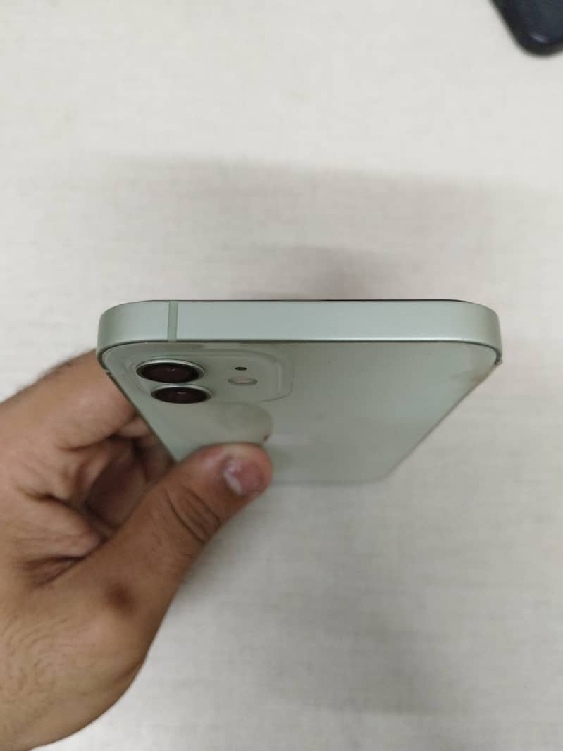 Apple iPhone 12 4