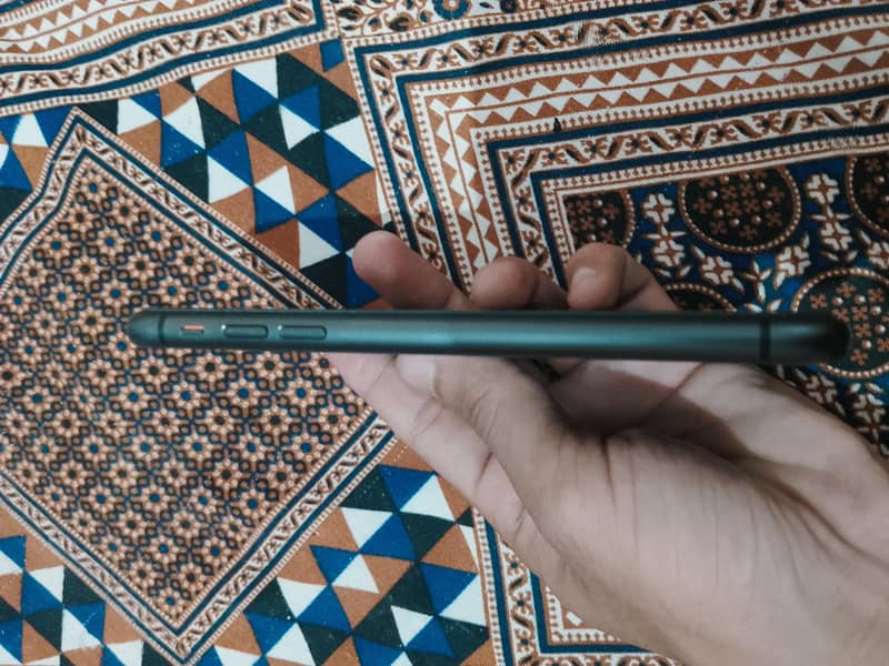 Apple iPhone 11 4