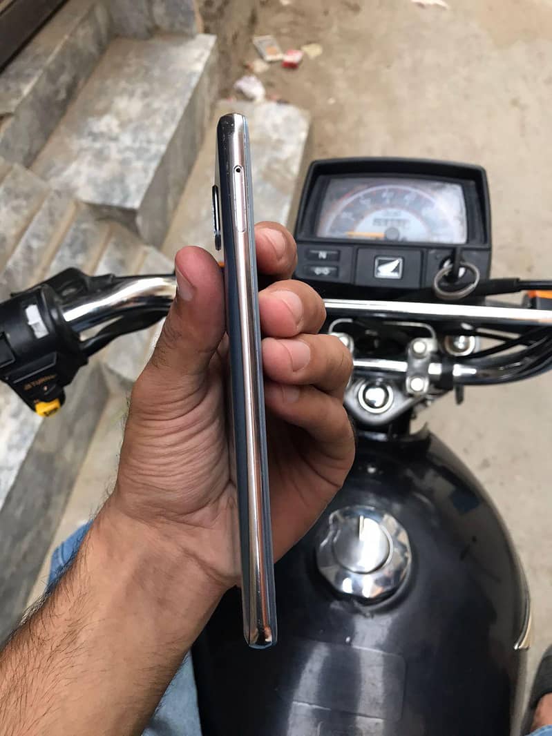 Sharp Aquos R2 2