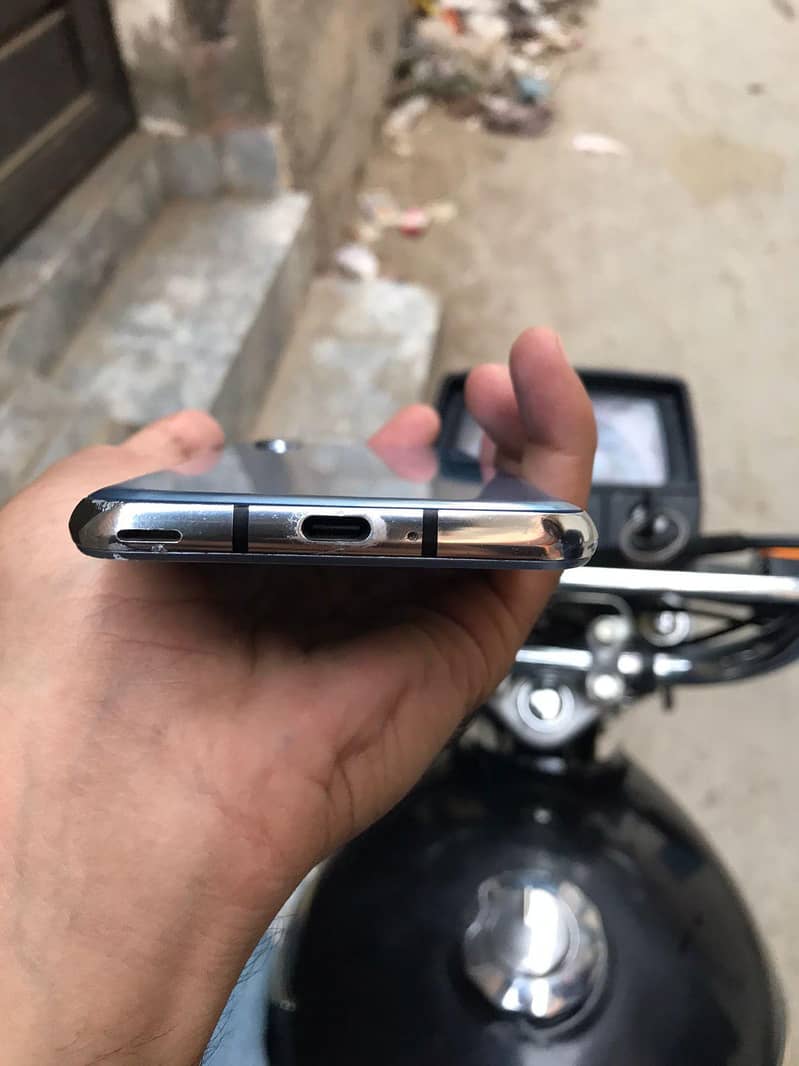 Sharp Aquos R2 3