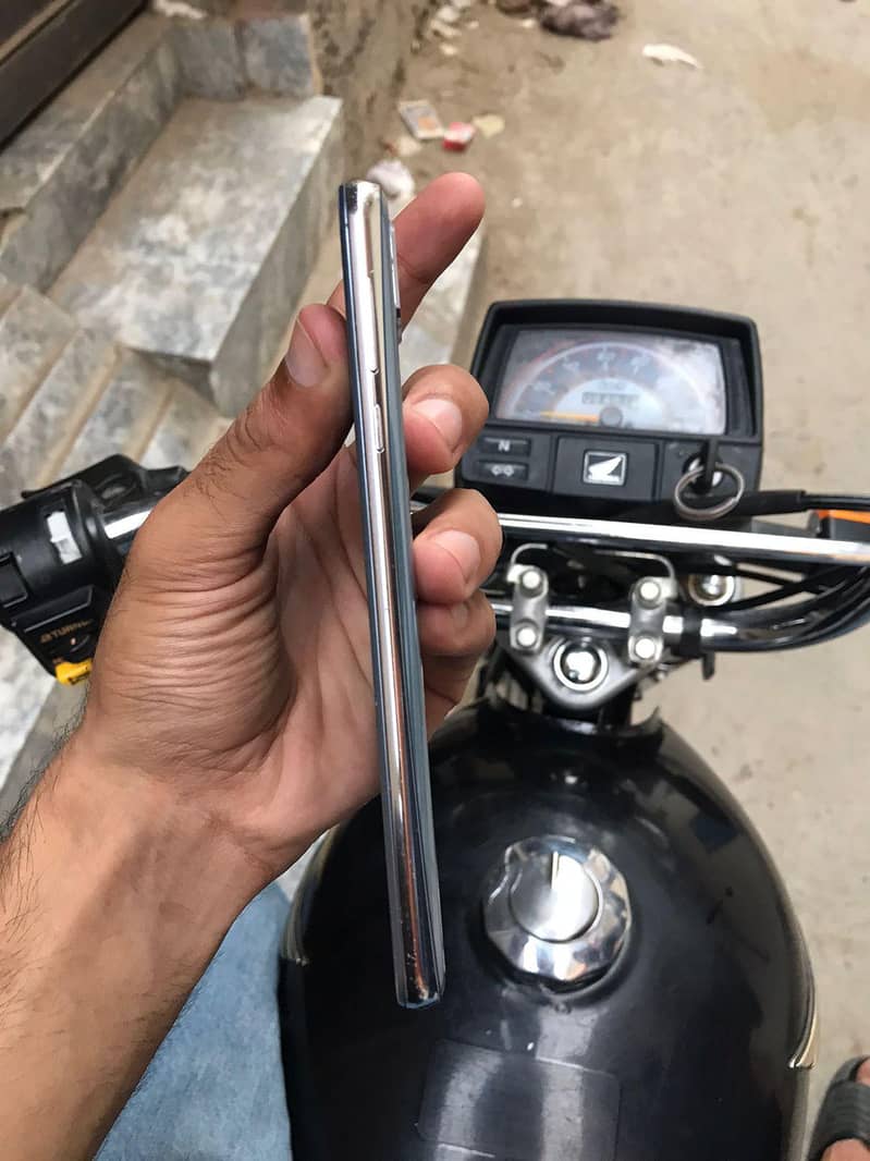 Sharp Aquos R2 4