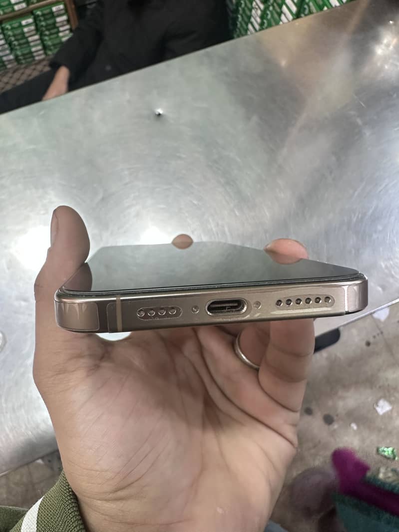 Apple iPhone 16 Pro Max 2