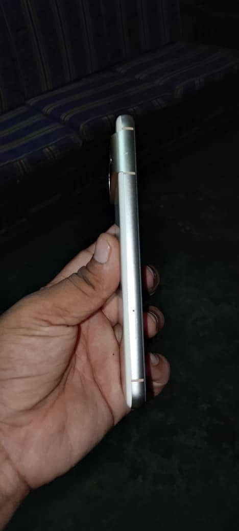 Google Pixel 8 4