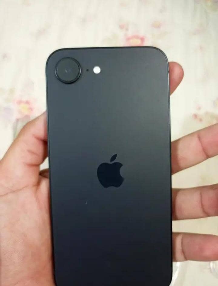 Apple iPhone 16e 1