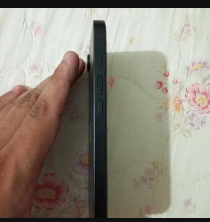 Apple iPhone 16e 2