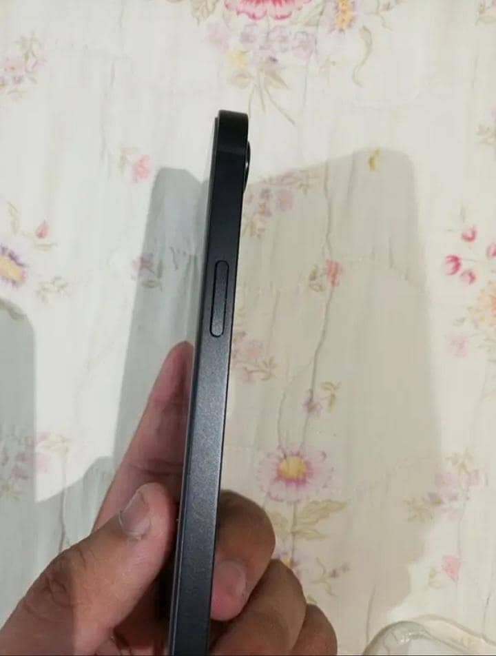 Apple iPhone 16e 3