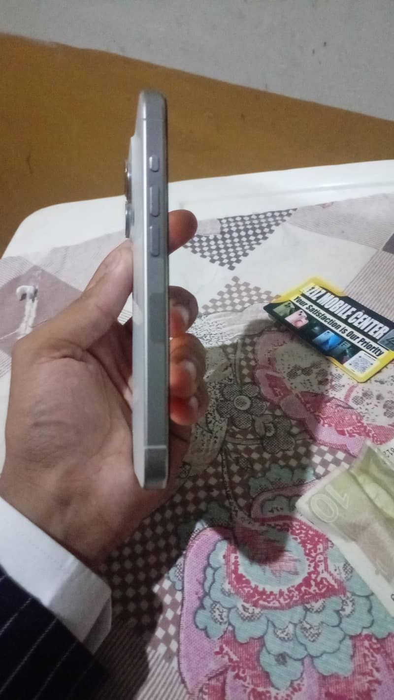 Apple iPhone 15 Pro 2