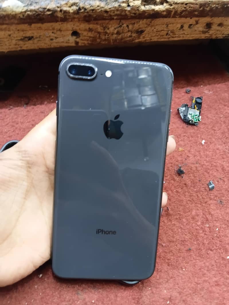 Apple iPhone 8 Plus 1