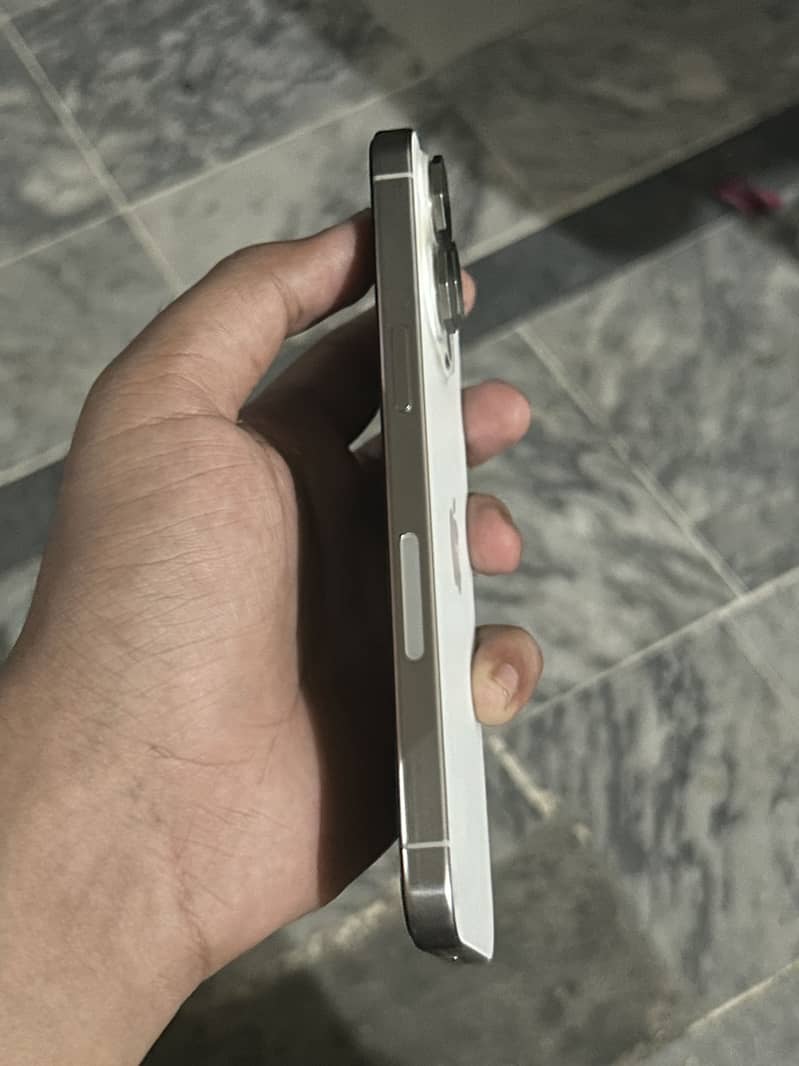 Apple iPhone 15 Pro Max 2