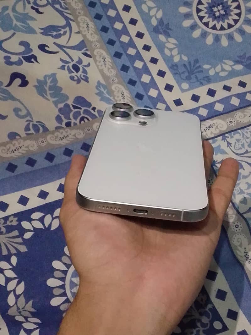Apple iPhone 16 Pro Max 2