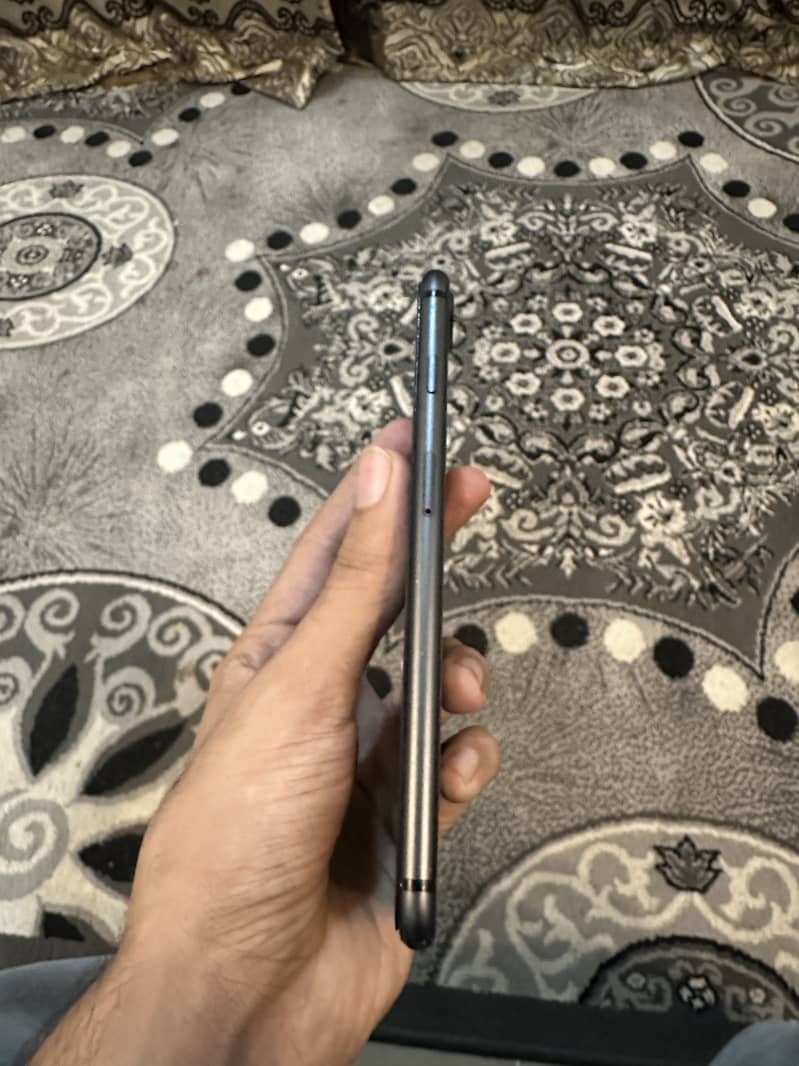 Apple iPhone 8 Plus 4