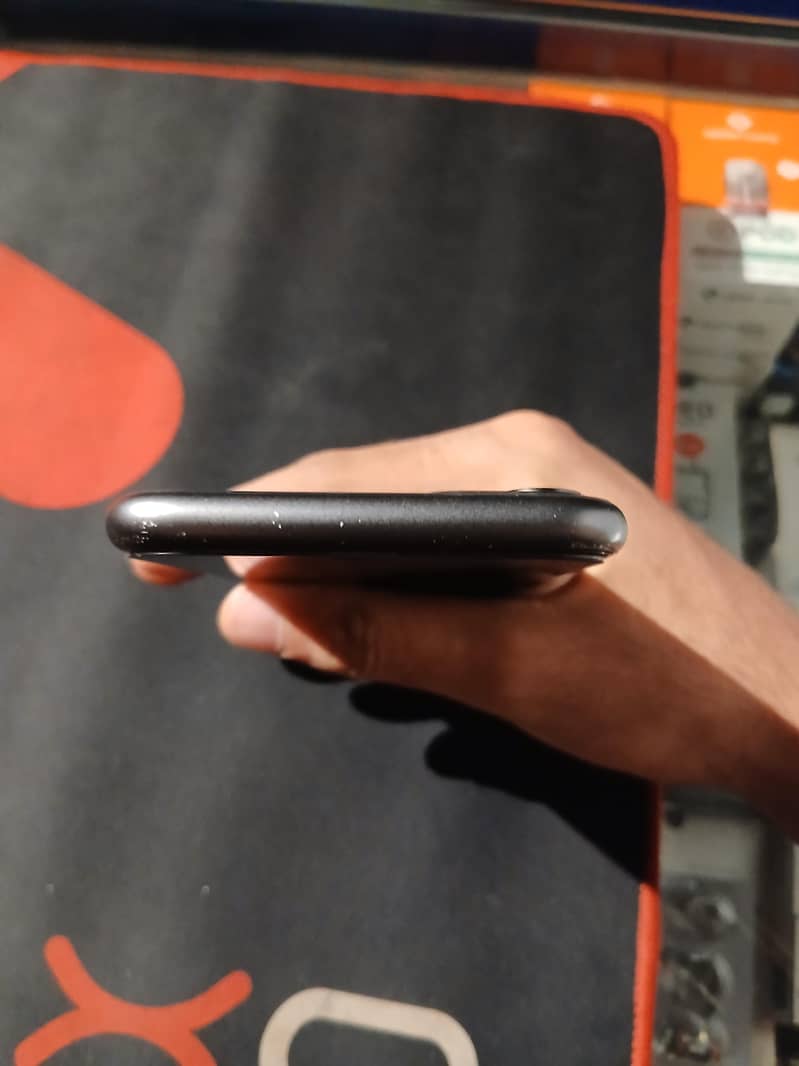 Apple iPhone 11 3