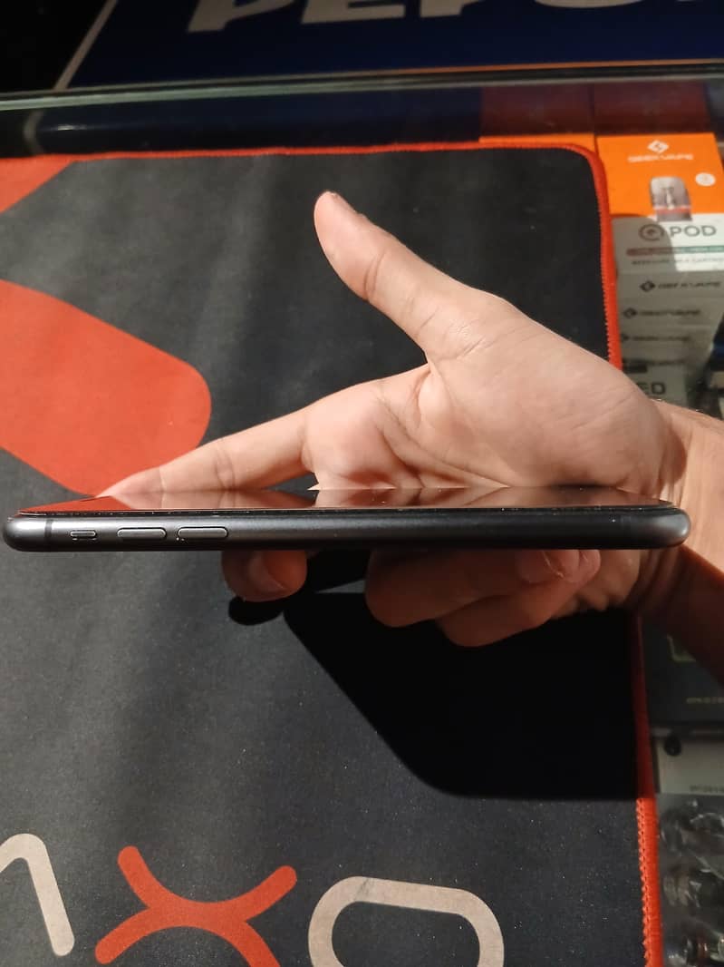Apple iPhone 11 4