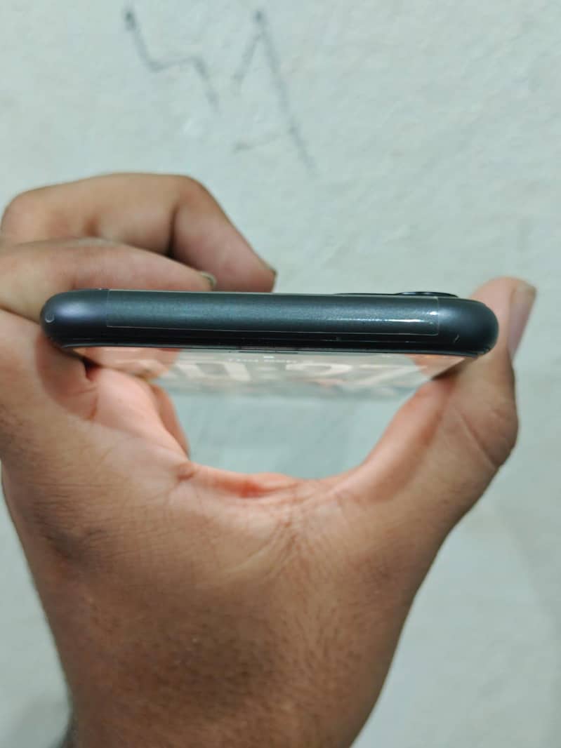 Apple iPhone 11 4