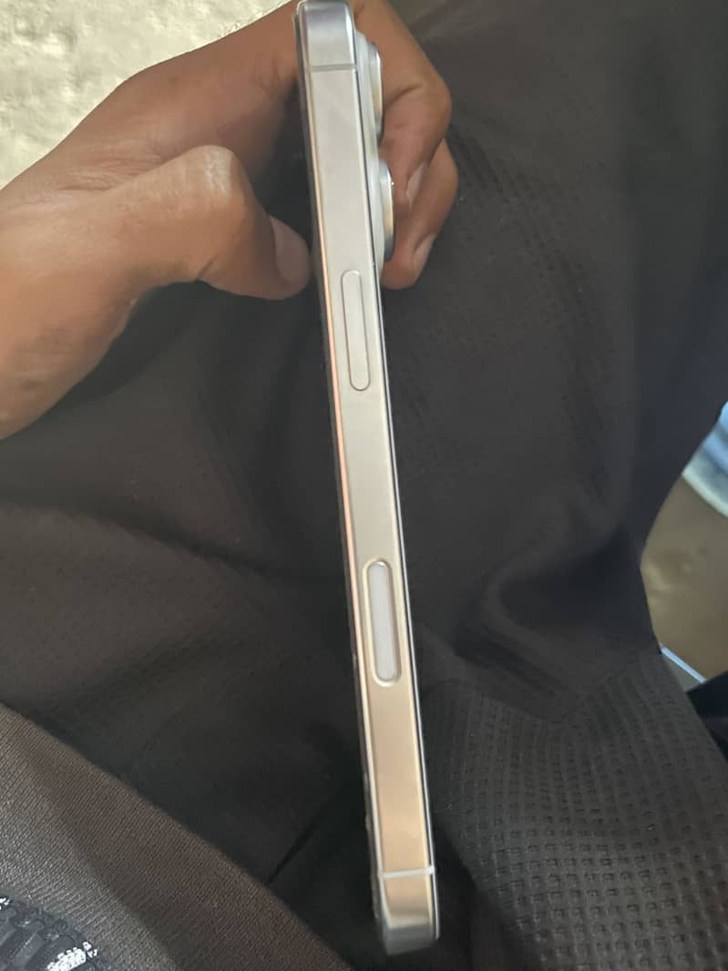 iPhone 16 pro 2