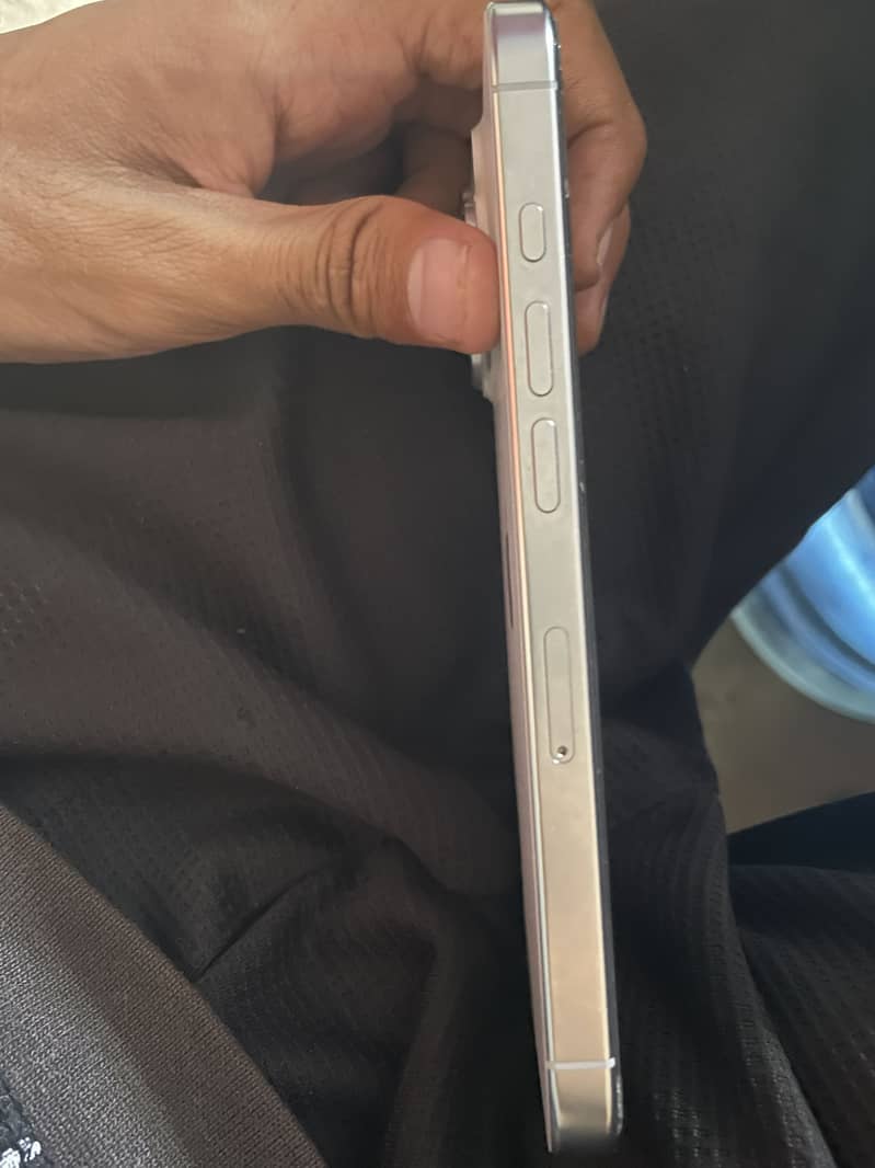 iPhone 16 pro 3