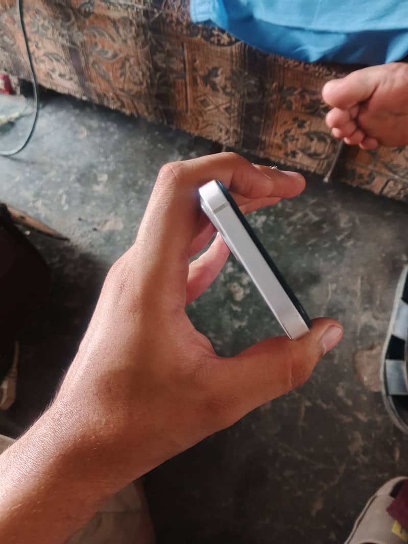 Apple iPhone 13 2