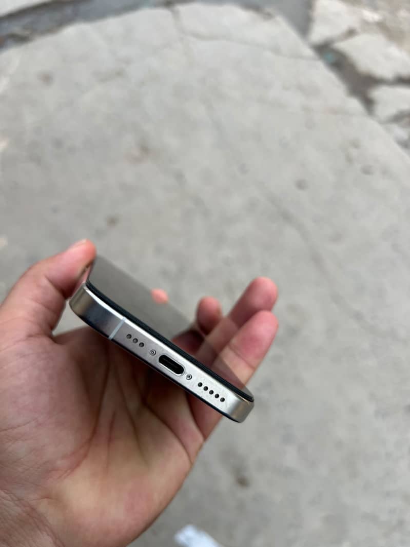 Apple iPhone 15 Pro 0