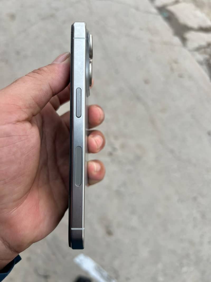 Apple iPhone 15 Pro 2