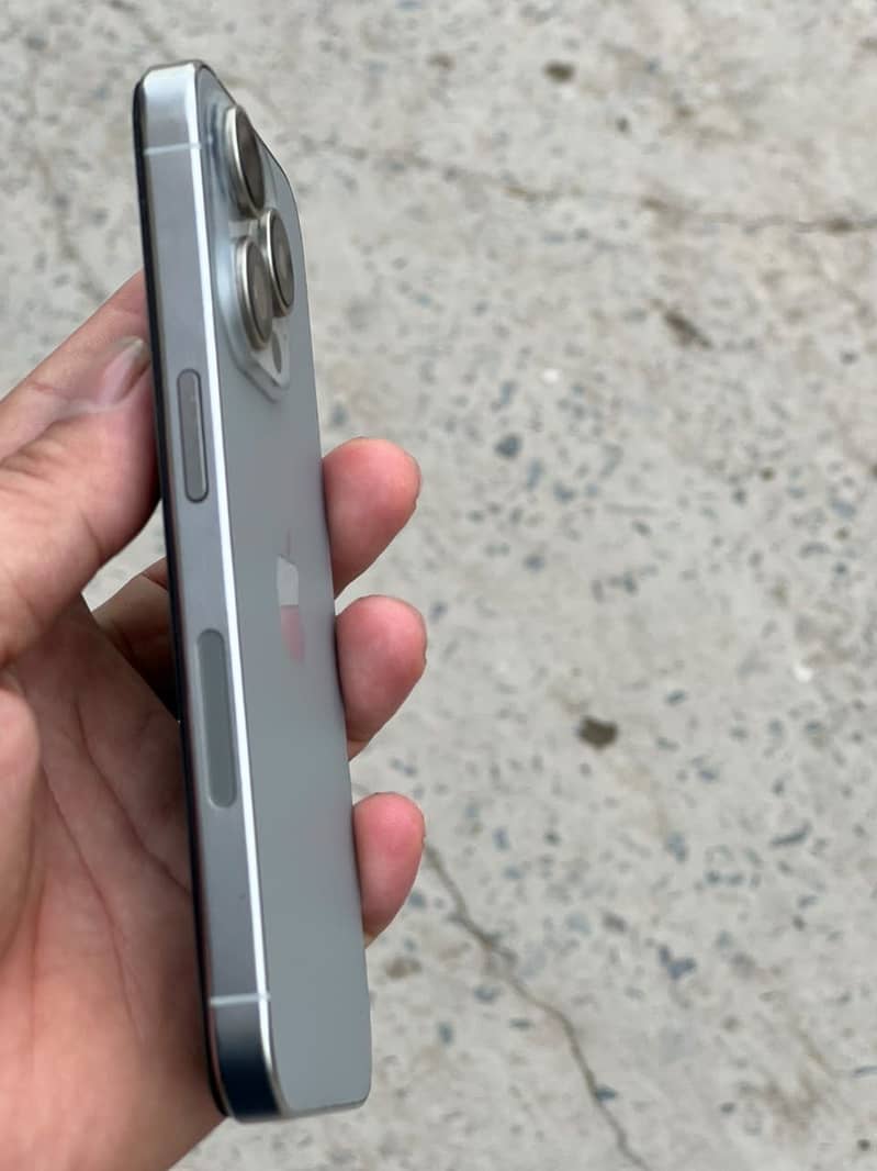 Apple iPhone 15 Pro 4