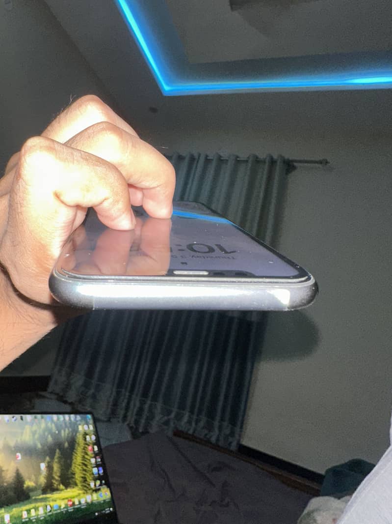Apple iPhone 11 4