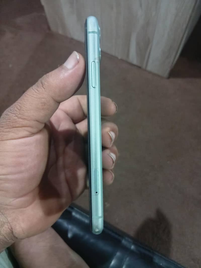 Apple iPhone 11 4
