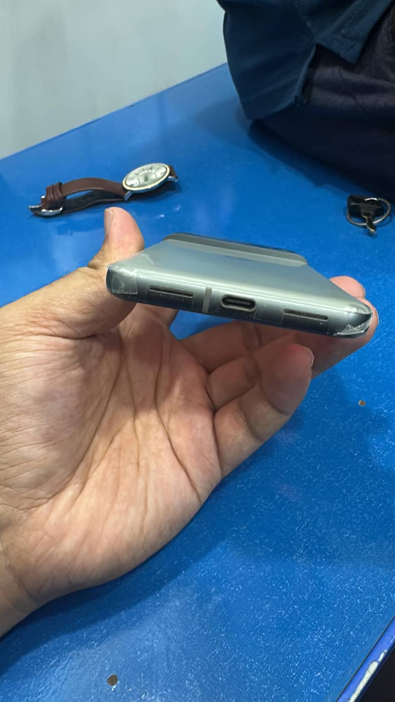 Google Pixel 8 4
