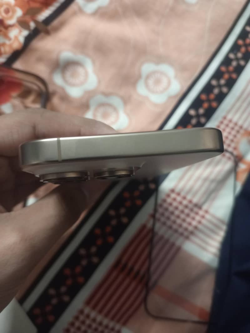 Apple iPhone 16 Pro 3