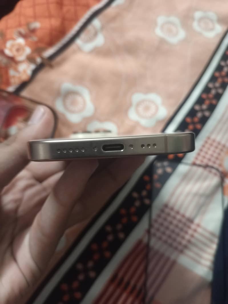Apple iPhone 16 Pro 4