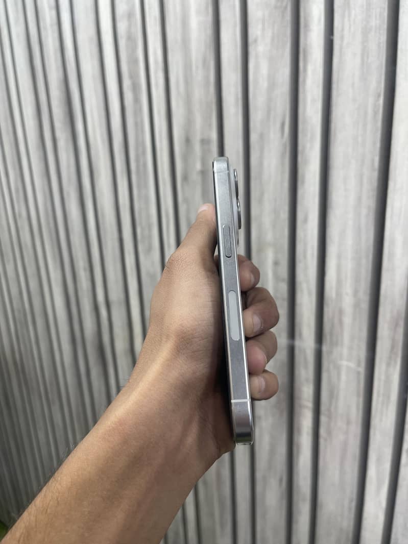 Apple iPhone 15 Pro 4