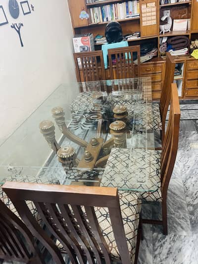 A table with 6 chairs