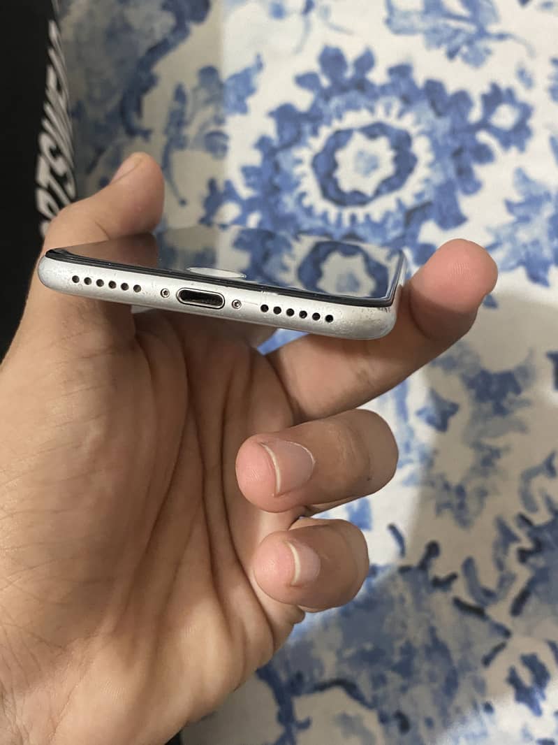 Apple iPhone 7 2