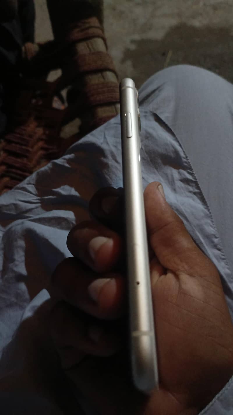 Apple iPhone 11 4