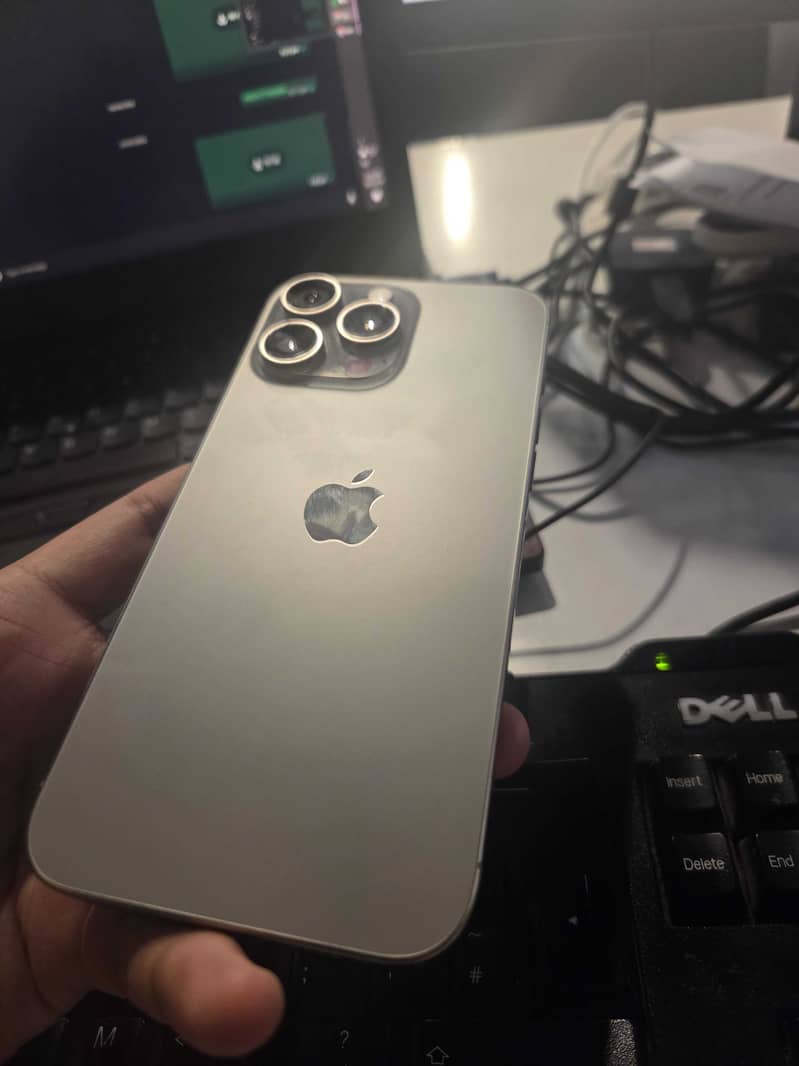 Apple iPhone 16 Pro Max 4