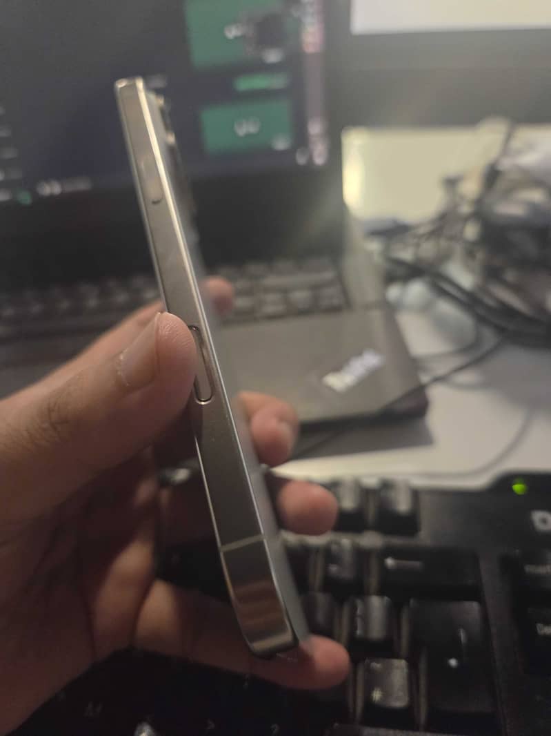 Apple iPhone 16 Pro Max 6