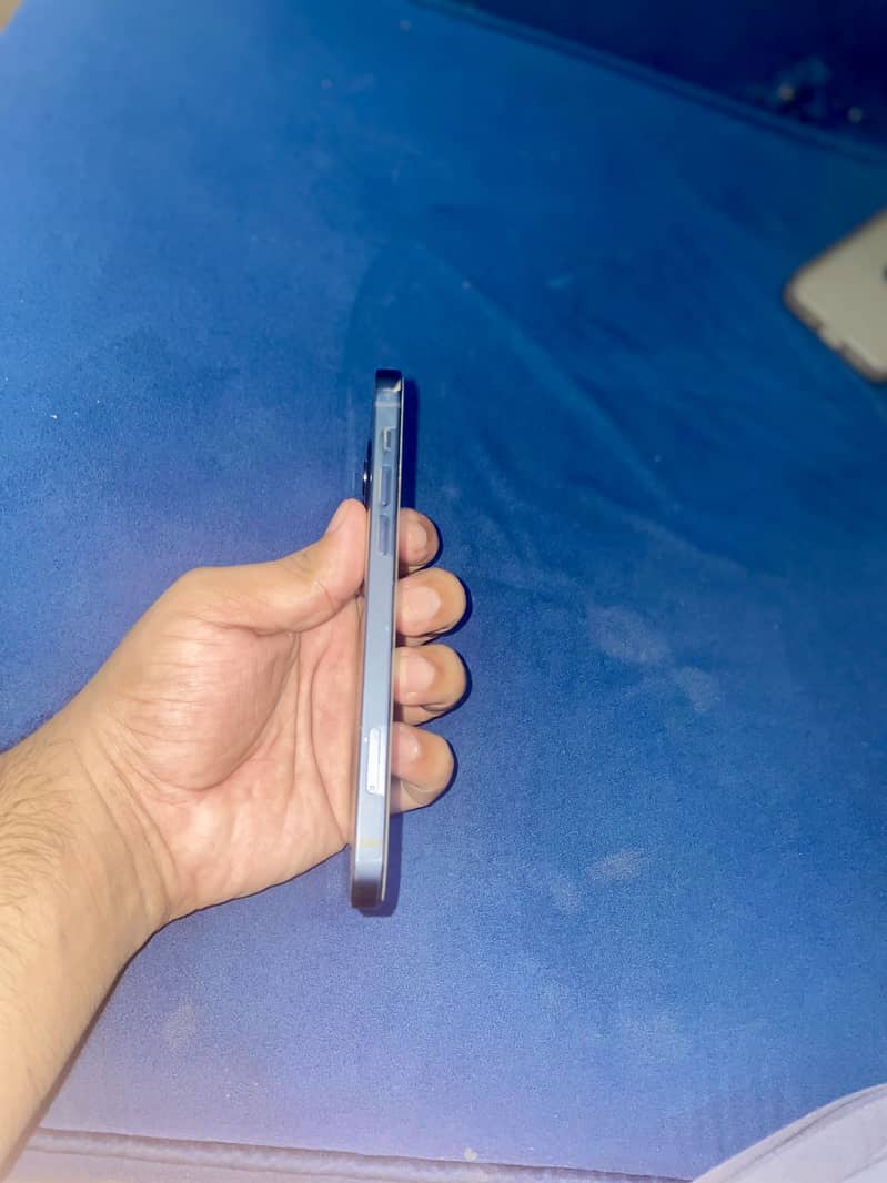 Apple iPhone 12 4