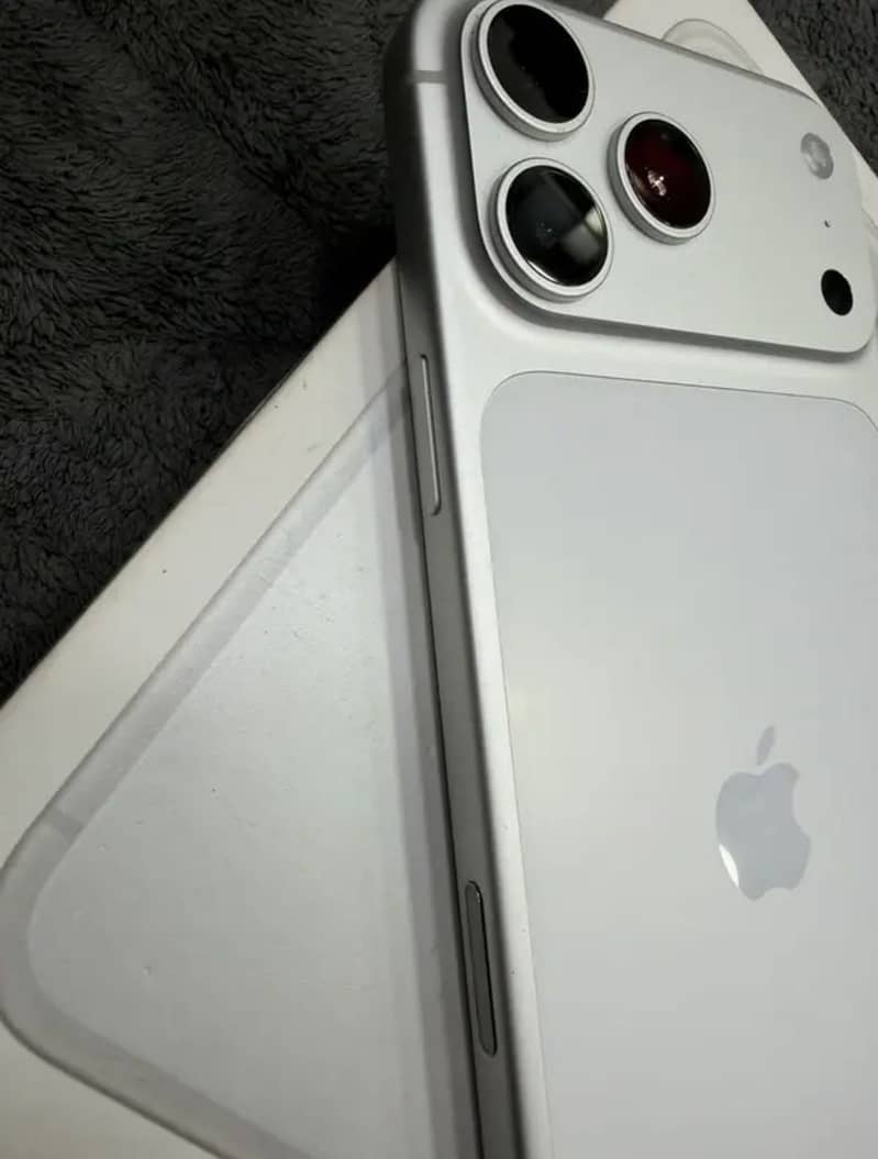 Apple iPhone 17 Pro Max 4