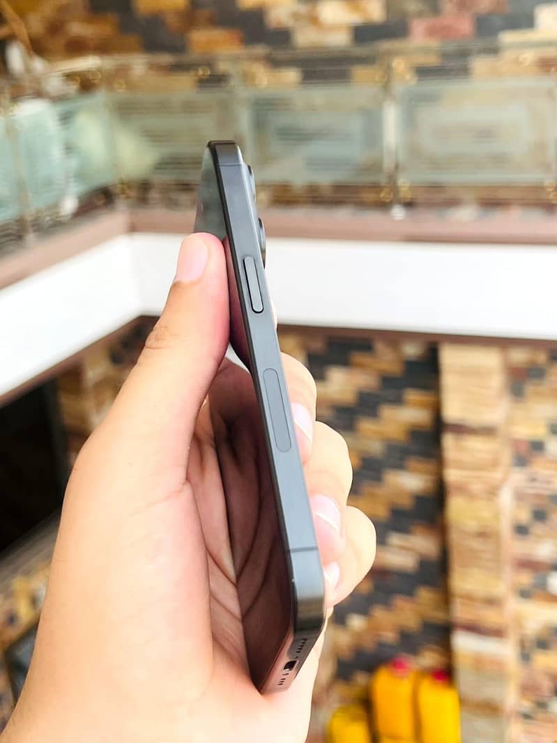 Apple iPhone 15 Pro 2
