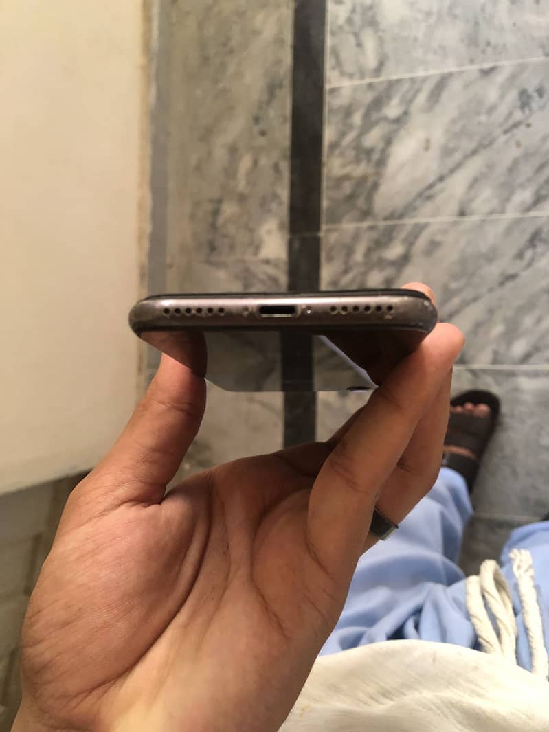Apple iPhone 8 3