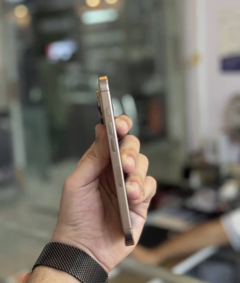 Apple iPhone 16 Pro 1